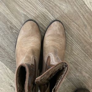 Ariat Womens short boots 6 1/2 B